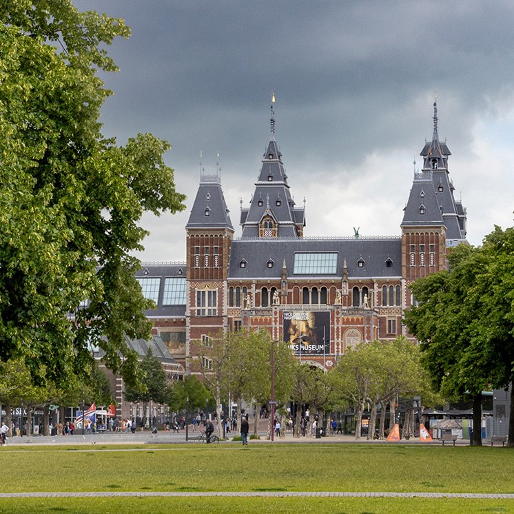 De gemeente Amsterdam had de wens om een grootschalige renovatie van het Museumplein uit te laten voeren.